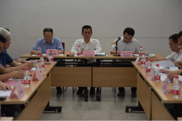 華中科技大學教授周建新主持會議 華中科技大學教授周建新主持會議