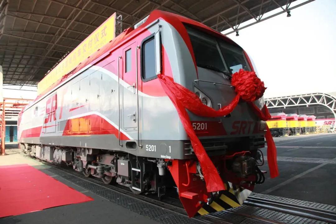 ▲本次出口泰國(guó)的機(jī)車整車由中車戚墅堰公司提供,機(jī)車軌距1000毫米,功率2380千瓦,最高時(shí)速120公里。 ▲本次出口泰國(guó)的機(jī)車整車由中車戚墅堰公司提供,機(jī)車軌距1000毫米,功率2380千瓦,最高時(shí)速120公里。