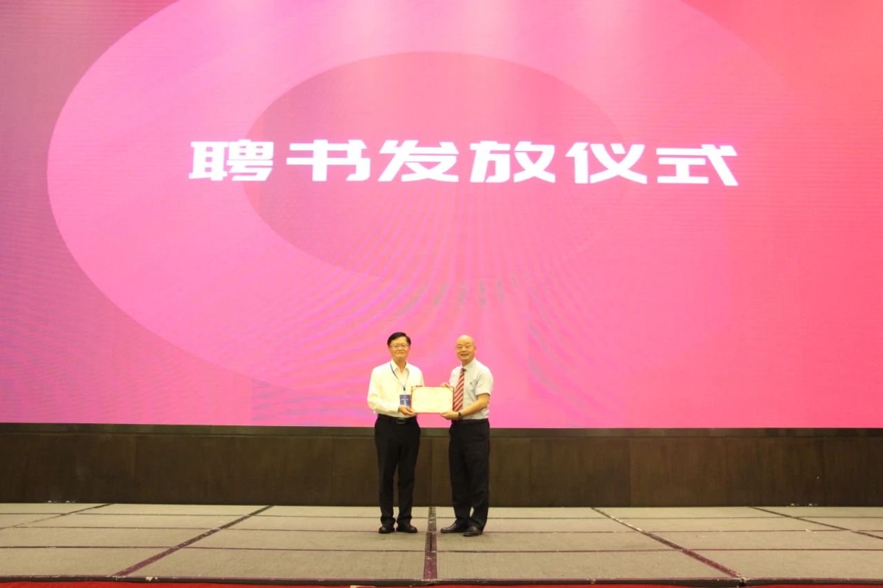 聯(lián)盟主席蔡正雄(左)為新任秘書長陳九州頒發(fā)聘書 聯(lián)盟主席蔡正雄(左)為新任秘書長陳九州頒發(fā)聘書
