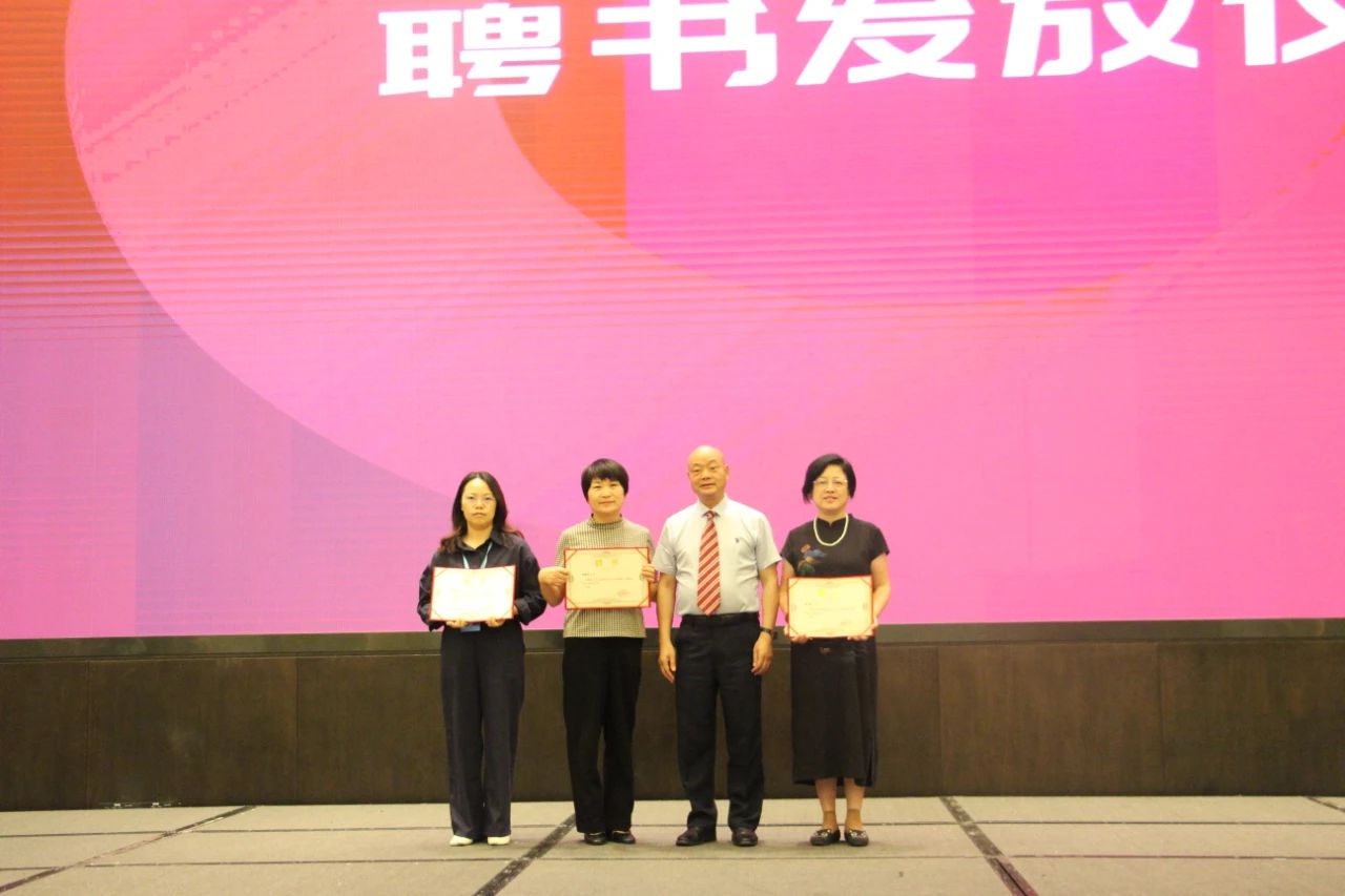 聯(lián)盟秘書長陳九州(右二)為新任副秘書長莊翠芬、吳穎、夏盧娟頒發(fā)聘書 聯(lián)盟秘書長陳九州(右二)為新任副秘書長莊翠芬、吳穎、夏盧娟頒發(fā)聘書